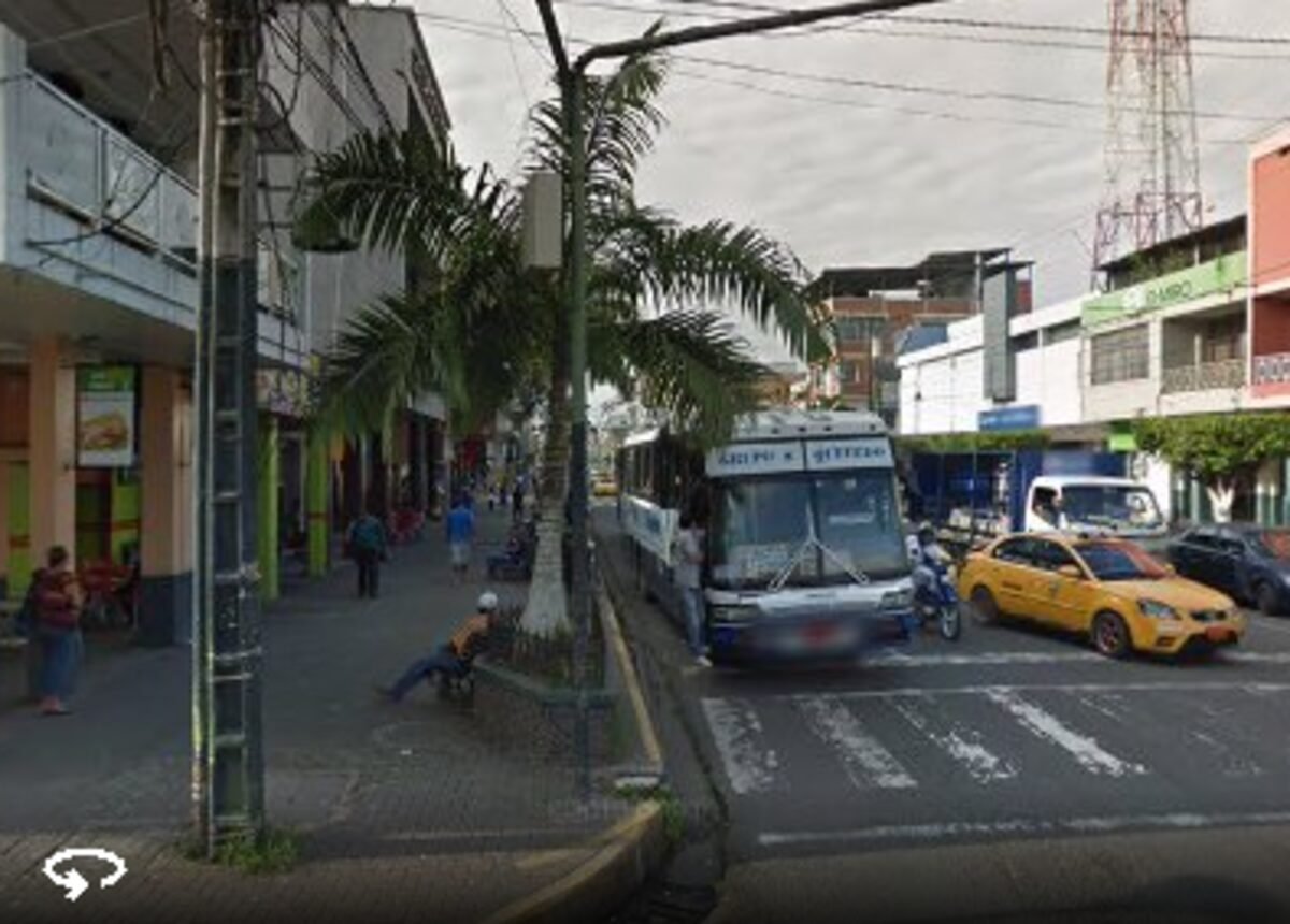 Calle de referencia frente a NaturDental en Quevedo